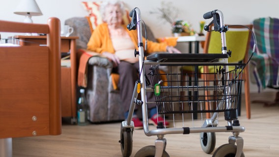 Ein Rollator steht im Zimmer einer älteren Frau in einem Altenheim. © picture alliance / Monika Skolimowska/dpa-Zentralbild/ZB Foto: Monika Skolimowska