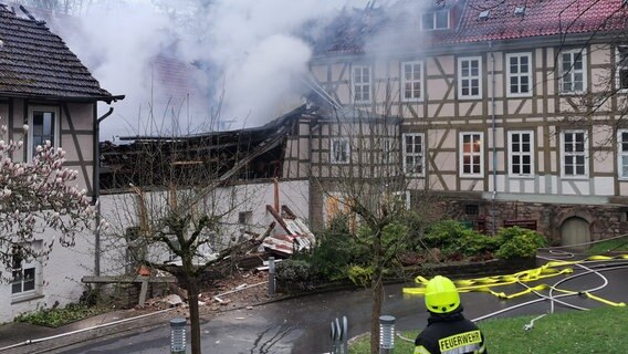 Bei einem Brand in einem psychiatrischen Krankenhaus in Göttingen sind vier Menschen leicht verletzt worden. © dpa-Bildfunk Foto: Stefan Rampfel