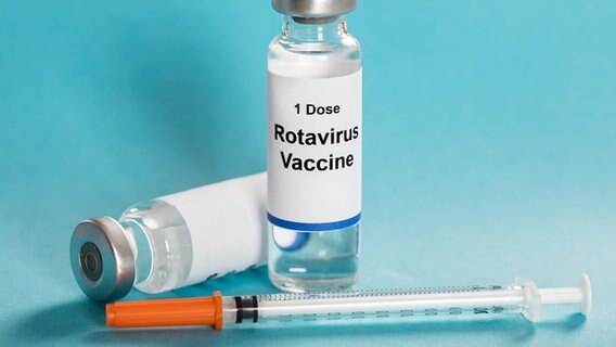 Eine Ampulle eine Rotavirus-Impfstoffs steht auf einem Tisch. © picture alliance / PantherMedia | Andriy Popov Foto: Andriy Popov