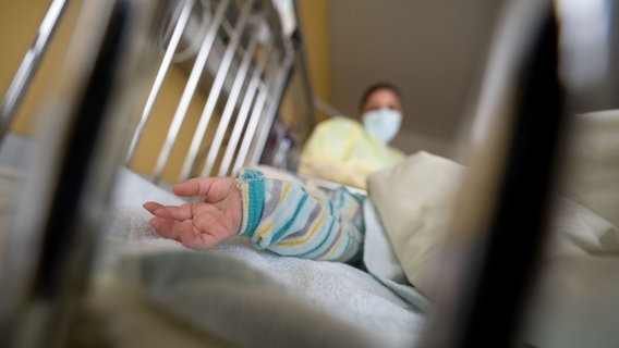Ein am Respiratorischen Synzytial-Virus (RS-Virus oder RSV) erkranktes Kind liegt auf einer Kinderstation einer Klinik in einem Krankenbett. © Marijan Murat/dpa Foto: Marijan Murat