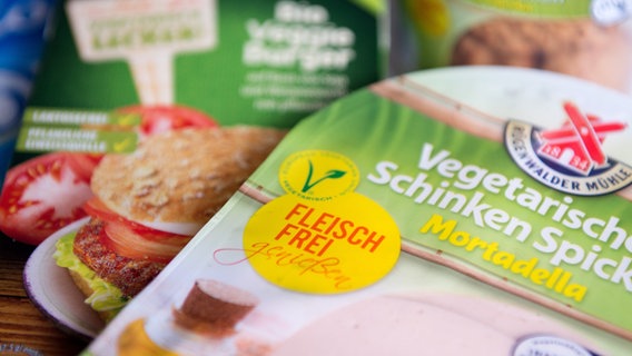 Eine Packung vegetarischer Schinken Spicker von Rügenwalder Mühle liegt auf einem Tisch © picture alliance/dpa/Marius Becker Foto: Marius Becker