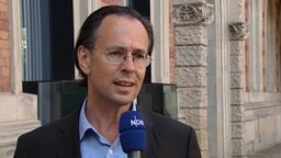 Prof. Andreas Zick, Konfliktforscher an der Universität Bielefeld, gibt ein Interview. Prof. Andreas Zick, Konfliktforscher an der Universität Bielefeld, gibt ein Interview. © NDR