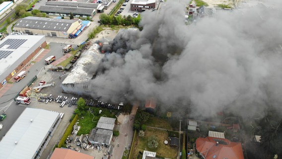 Dichter Rauch steigt bei einem metallverarbeitenden Betrieb in Salzhausen auf (Luftaufnahme). © Freiwillige Feuerwehr 