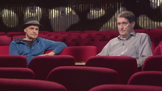 Rudi (links) und Dietmar Zimmeck sitzen in einem Kinosaal. Rudi (links) und Dietmar Zimmeck sitzen in einem Kinosaal. © NDR