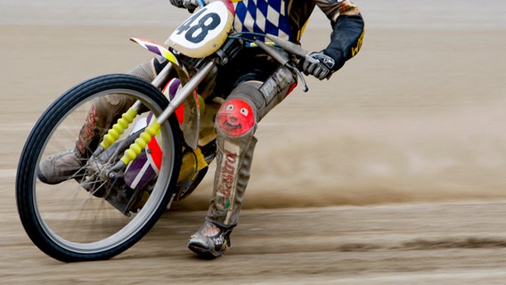 Ein Motorrad bei einem Sandbahnrennen (Themenbild) © picture alliance/imageBROKER Foto:  Klaus Rainer Krieger