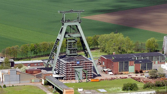 Luftbild des Förderturms des ehemaligen Eisenbergwerks Schacht Konrad. © dpa 