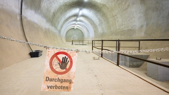 Ein Schild „Durchgang verboten“ hängt im Schacht Konrad. © picture alliance/dpa Foto: Julian Stratenschulte