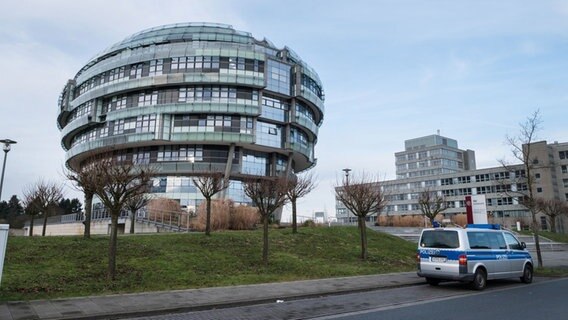 En Polizeiwagen steht  vor dem International Neuroscience Institute in Hannover. © dpa Foto: Peter Steffen