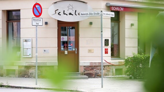Blick auf das jüdische Restaurant "Schalom" in Chemnitz. © picture alliance/dpa/dpa-Zentralbild/Jan Woitas Foto: Jan Woitas