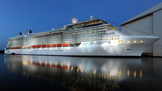 Das Kreuzfahrtschiff "Celebrity Silhouette" der Meyer-Werft in Papenburg. © dpa-Bildfunk Foto: Ingo Wagner