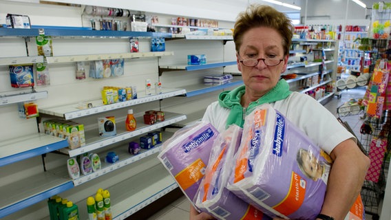 Die Schlecker Mitarbeiterin Birgit Strahl sortiert in einer Filiale der Drogeriekette die restliche Ware in die Regale. © dpa-Bildfunk Foto: Jochen Lübke