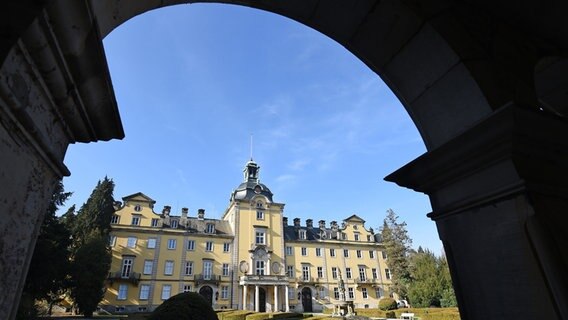 Das Schloss Bückeburg, eingerahmt von einem Torbogen. © dpa-Bildfunk Foto: Holger Hollemann