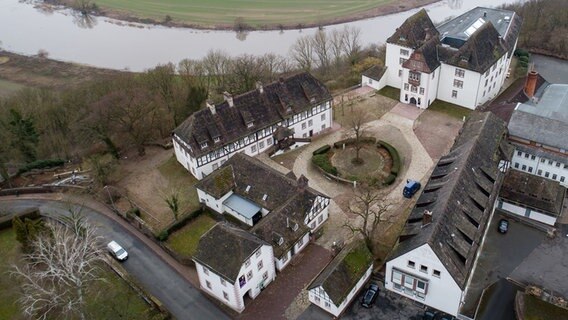 Das Schloss Fürstenberg in einer Drohnenaufnahme. © dpa-Bildfunk Foto: Swen Pförtner