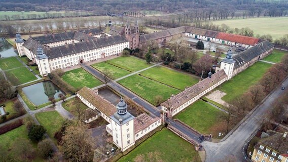 Das Schloss Corvey in einer Drohnenaufnahme. © dpa-Bildfunk Foto: Swen Pförtner