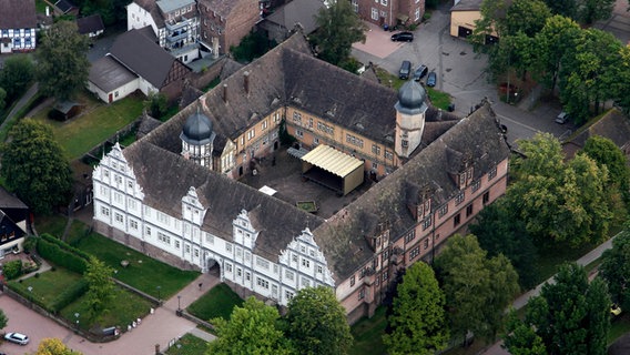 Das Schloss Bevern, aufgenommen von einer Drohne. © Kulturzentrum Weserrenaissance Schloss Bevern Foto: Markus Rheinländer