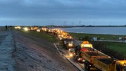 Landwirte mit Traktoren und Lkws stehen im Umfeld des Fähranlegers in Schlüttsiel (Schleswig-Holstein). © picture alliance/dpa/Schleswig-Holsteinischer Zeitungsverlag Foto: Hagen Wohlfahrt