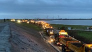 Landwirte mit Traktoren und Lkws stehen im Umfeld des Fähranlegers in Schlüttsiel (Schleswig-Holstein). © dpa - picture alliance Foto: Hagen Wohlfahrt