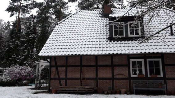 Ein Fachwerkhaus steht im Schnee. © NonstopNews 