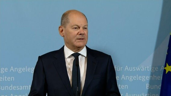 Bundeskanzler Olaf Scholz (SPD) spricht bei einer Pressekonferenz über den neuen Verteidigungsminister Boris Pistorius. © NDR 