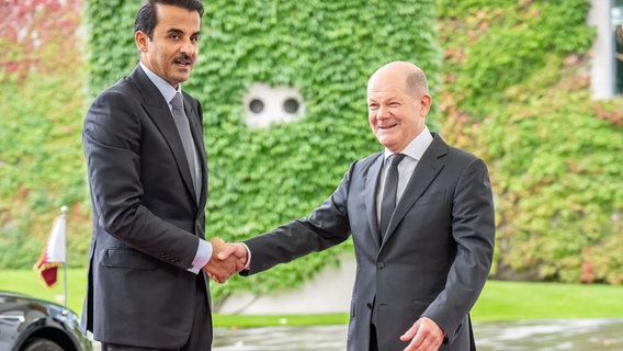 Bundeskanzler Olaf Scholz (SPD), begrüsst Scheich Tamim bin Hamad bin Khalifa Al Thani, den Emir von Katar, am Kanzleramt. © dpa-Bildfunk Foto: Michael Kappeler/dpa
