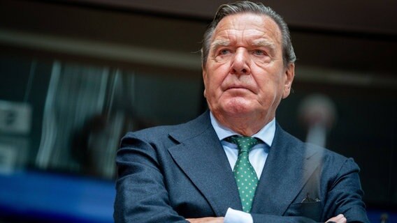 Gerhard Schröder steht mit verschränkten Armen im Bundestag. © dpa Foto: Kay Nietfeld