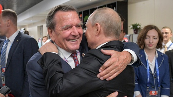 Gerhard Schröder (SPD) und Wladimir Putin umarmen sich bei einer Veranstaltung. © picture alliance Foto: Alexei Druzhinin