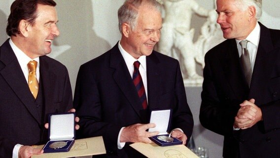 Mit der Niedersächsischen Landesmedaille werden die ehemaligen Ministerpräsidenten Gerhard Schröder (SPD) und Ernst Albrecht (CDU) am 23.10.1999 in Hannover vom damals amtierenden Ministerpräsident Gerhard Glogowski (SPD) ausgezeichnet. © picture alliance/dpa/Rainer Jensen Foto: Rainer Jensen
