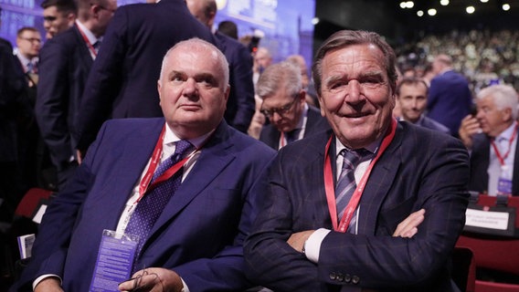 Gerhard Schröder sitzt bei einer Veranstaltung am 7. Juni 2019 als Präsident des Verwaltungsrats der Nord Stream 2 AG neben Russlands stellvertretendem Industrieminister Sergei Tsyb. © picture alliance/dpa/TASS Foto: Vladimir Smirnov