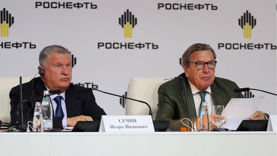 Gerhard Schröder spricht bei einer Veranstaltung des russischen Ölkonzerns Rosneft am 4. Juni 2019 neben dem Präsident des Konzerns, Igor Sechin. © picture alliance/dpa/TASS Foto: Alexander Demianchuk