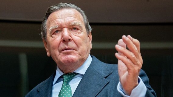 Gerhard Schröder (SPD), ehemaliger Bundeskanzler, zu Beginn einer Anhörung im Wirtschaftsausschuss des Bundestags zum Pipeline-Projekt Nord Stream 2 im Sitzungssaal. © picture alliance/dpa | Kay Nietfeld Foto: Kay Nietfeld