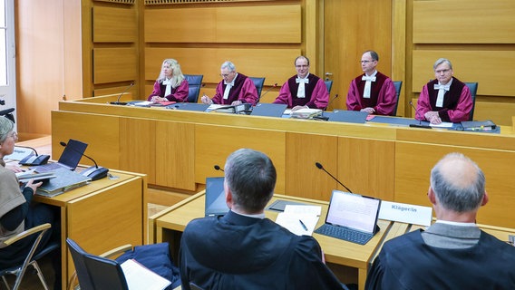 Der 2. Senat des Bundesverwaltungsgerichts unter Leitung des Vorsitzenden Richters Markus Kenntner (m) verhandelt über den Streit um das Büro von Altbundeskanzler Schröder. © dpa-Bildfunk Foto: Jan Woitas
