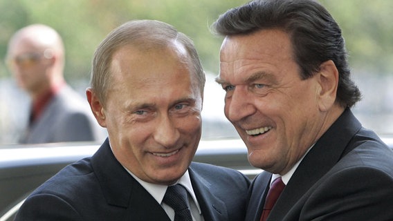 Gerhard Schröder und Wladimir Putin umarmen sich. © picture-alliance/ dpa | Peer Grimm Foto: Peer Grimm