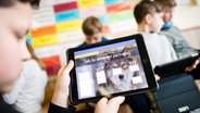 Schüler einer 5. Klasse lernen mit iPads im Englischunterricht. © picture alliance Foto: Julian Stratenschulte/dpa