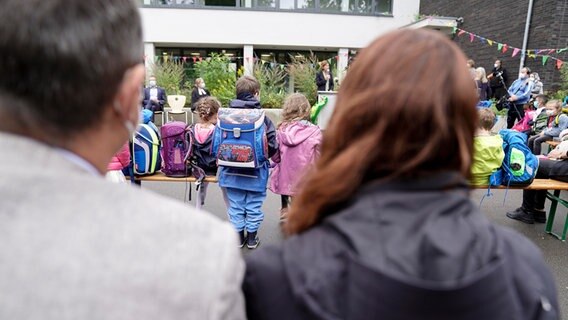 Eltern gucken in Richtung von Schülern. (Themenbild) © Flashpic Foto: Jens Krick