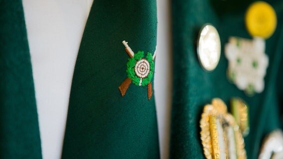 Nahaufnahme einer Krawatte und das Jacket eines Schützen mit Enblem und Abzeichen. © picture alliance/dpa/Rolf Vennenbernd Foto: Rolf Vennenbernd