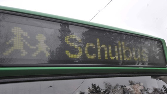 Ein Bus mit der Aufschrift "Schulbus". © picture alliance / Zoonar 