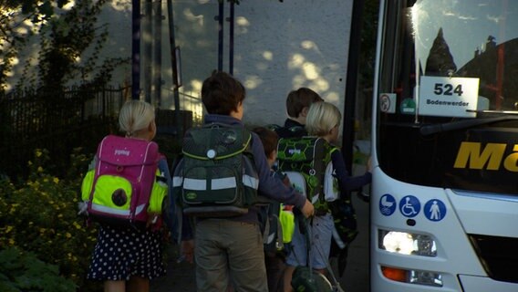 Kinder steigen in einen Schulbus. © NDR 