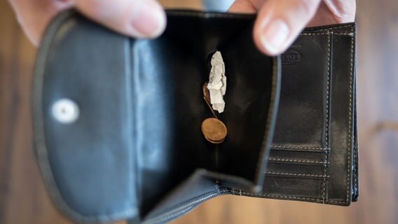 Ein paar Cents sind in einer Geldbörse zu sehen. © dpa-Bildfunk Foto: Peter Steffen