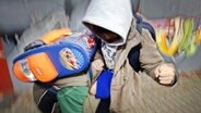 Zwei Schüler prügeln sich. © dpa-Bildfunk Foto: Oliver Berg