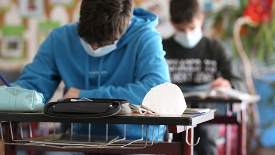 Ein Schüler trägt einen Mund-Nasen-Schutz, während er an seinem Platz arbeitet. © picture alliance / Eibner-Pressefoto | Fleig / Eibner-Pressefoto Foto: Fleig / Eibner-Pressefoto