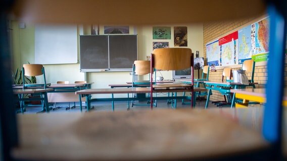 Stühle und Tische stehen in einem Klassenraum mit Abstand nebeneinander. © picture alliance/dpa/dpa-Zentralbild Foto:  Klaus-Dietmar Gabbert