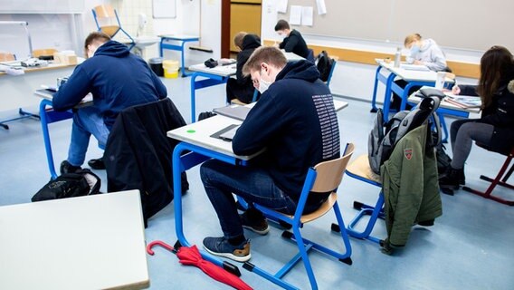 Schülerinnen und Schüler eines geteilten Kurses der Oberstufe sitzen in einem Klassenraum der Graf-Anton-Günther-Schule und bearbeiten eine Aufgabe. © dpa/picture alliance Foto: Hauke-Christian Dittrich