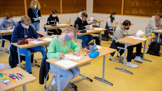 Schüler sitzen in einem Klassenzimmer und schreiben eine Klausur. © picture alliance/dpa-Bildfunk/Moritz Frankenberg Foto: Moritz Frankenberg