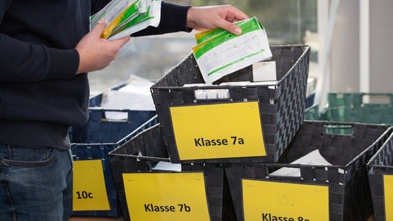 Corona-Schnelltests werden in einem Raum einer Realschule in Osnabrück verschiedenen Schulklassen zugeordnet. © picture alliance Foto: Friso Gentsch