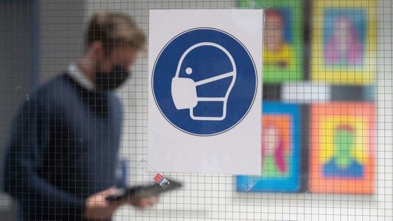 Das Hinweisschild ·Maske tragen· klebt vor einem Klassenraum der Möser-Realschule am Westerberg in Osnabrück. © dpa-Bildfunk Foto: Friso Gentsch