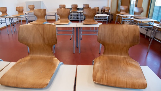 In einem leeren Klassenzimmer sind die Stühle hochgestellt. © picture alliance/dpa Foto: Sven Hoppe