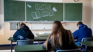 "Heute Abitur" steht an einer Schultafel. © picture alliance/dpa | Sina Schuldt Foto: Sina Schuldt