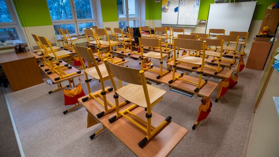 In einem Klassenzimmer stehen Stühle auf Tischen. © picture alliance/CTK Foto: Josef Vostarek