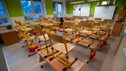 In einem Klassenzimmer stehen Stühle auf Tischen. © picture alliance/CTK Foto: Josef Vostarek