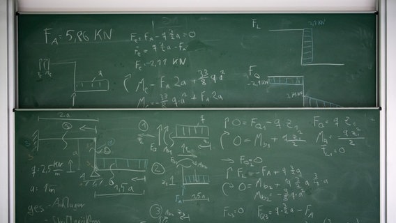 Eine mathematische Rechenaufgabe steht mit Kreide auf einer Tafel. © picture alliance/dpa/dpa-Zentralbild Foto:  Soeren Stache